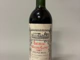 une bouteille de vin posée sur une table