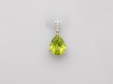 un pendentif en péridot et diamants sur fond blanc