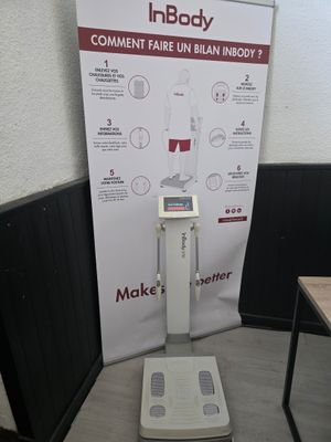 a scale that is sitting on a table in a room