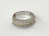 gros plan d'une bague en argent sur une surface blanche