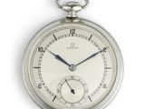 une montre de poche en argent avec une trotteuse bleue