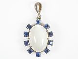 un pendentif en oplite blanche serti de saphirs bleus et de diamants