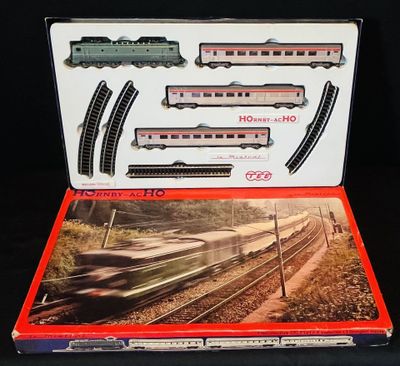 une boîte contenant un train sur une table