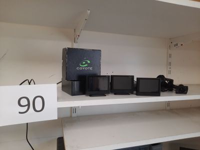 une étagère sur laquelle sont posés de nombreux appareils électroniques différents