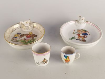 trois tasses et une soucoupe posées sur une table