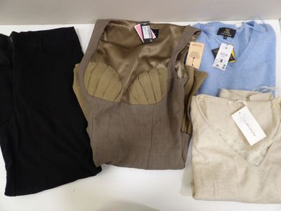 trois paires de pantalons pour homme et un t-shirt posés sur une table