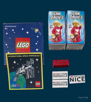 deux boîtes de Lego et un kit Lego représentant une station spatiale