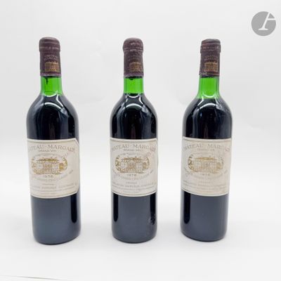 trois bouteilles de vin sont alignées sur une surface blanche