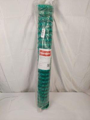 un gros plan sur un rouleau de filet en plastique vert posé sur une surface blanche