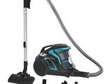 un aspirateur bleu et noir avec ses accessoires, sur fond blanc
