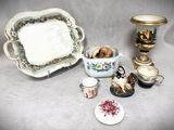 un grand nombre d'objets posés sur une table