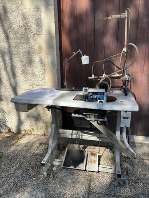 une machine à coudre posée sur une table