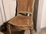 une chaise en osier posée devant une porte