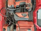 une boîte rouge remplie d'outils posée sur une table