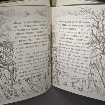un livre ouvert sur lequel figure le dessin d'un homme à vélo