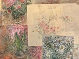 une photo montrant plusieurs tableaux posés sur une table