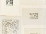 quatre dessins encadrés représentant une femme et un homme, accrochés au mur