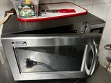 un micro-ondes posé sur un comptoir dans une cuisine