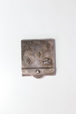 BOITE à allumettes en métal argenté avec décor appliqué de f…