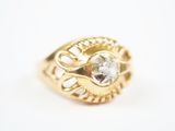 une image d'une bague en or avec un diamant au centre