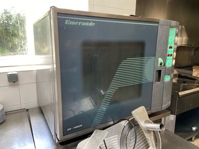 un micro-ondes posé sur un plan de travail dans une cuisine