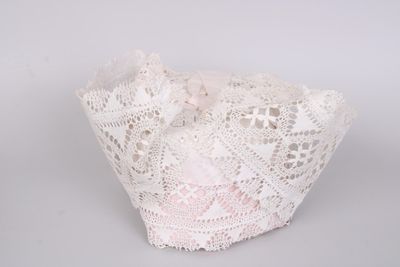panier blanc crocheté avec de la dentelle et des fleurs
