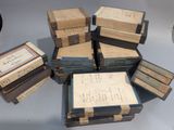 un grand nombre de vieux livres empilés les uns sur les autres