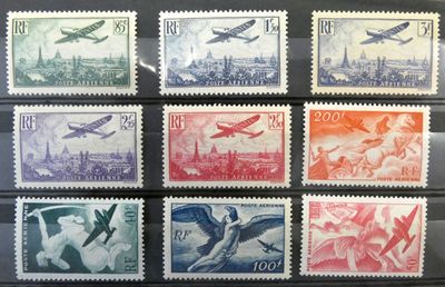 six timbres différents, de couleurs et de tailles variées, sur un fond noir