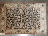 un tapis persan ancien posé sur un sol carrelé