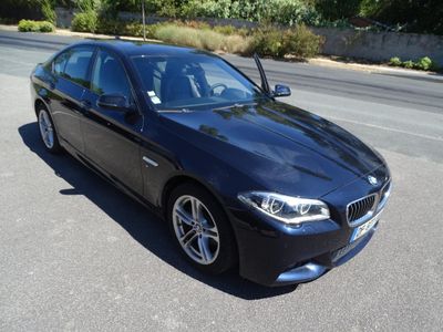 une photo d'une BMW noire garée sur le bord de la route
