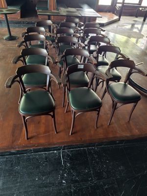 de nombreuses chaises alignées en rang sur le sol
