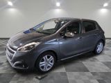 la voiture grise est garée dans le garage sur un sol en damier