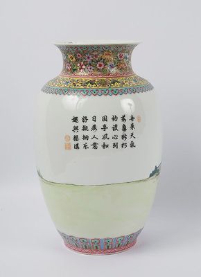 un vase blanc orné d'inscriptions chinoises sur fond blanc