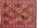 un tapis persan ancien aux couleurs rouges et bleues