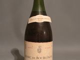 une bouteille de vin posée sur une table