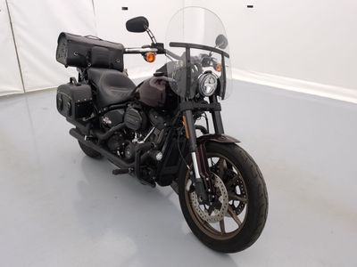 une moto noire garée dans une pièce aux murs blancs