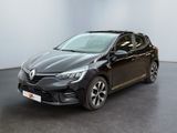 une voiture noire garée dans une pièce aux murs blancs