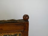 un lit avec une tête et un pied de lit en bois