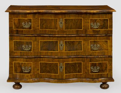 une commode en bois avec des tiroirs de chaque côté