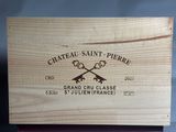une boîte en bois sur laquelle est collée une étiquette portant l'inscription « Château Saint-Pierre »