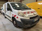 une camionnette blanche à rayures rouges et blanches garée dans un garage