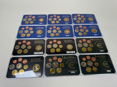 Plusieurs types de pièces en euros sont exposés sur une table