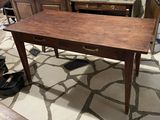 une table en bois surmontée d'un tiroir
