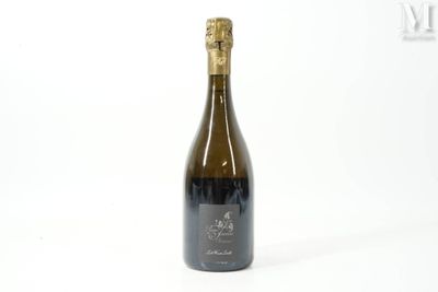 la bouteille de vin est posée sur une surface blanche