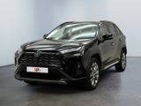 La Toyota RAV noire est garée dans une grande pièce