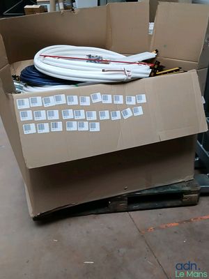 une boîte en carton avec un tas de fils à l'intérieur