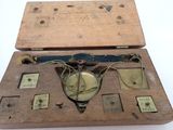 un coffret en bois contenant une horloge