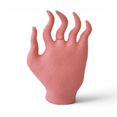une image représentant une statue de main rose sur fond blanc
