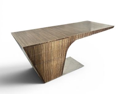 La table est en bois et possède un piètement en métal.