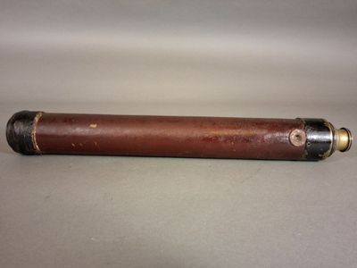 un gros plan d'une pipe en bois posée sur une surface blanche